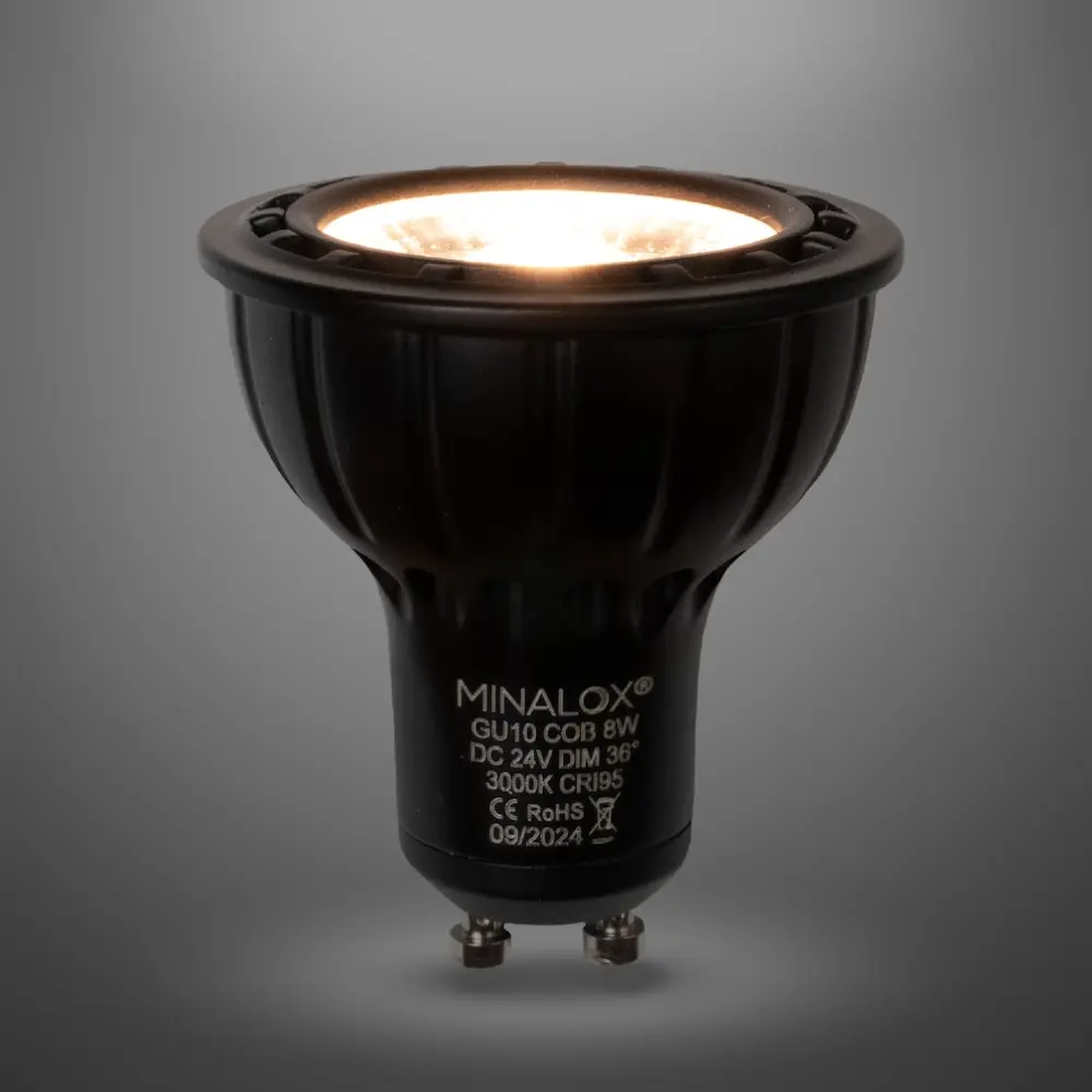 MINALOX_stmievatelna_LED_ziarovka_GU10_8W_3000K_36D_cierna_DC24V_smarthome_rozsvietena.webp
